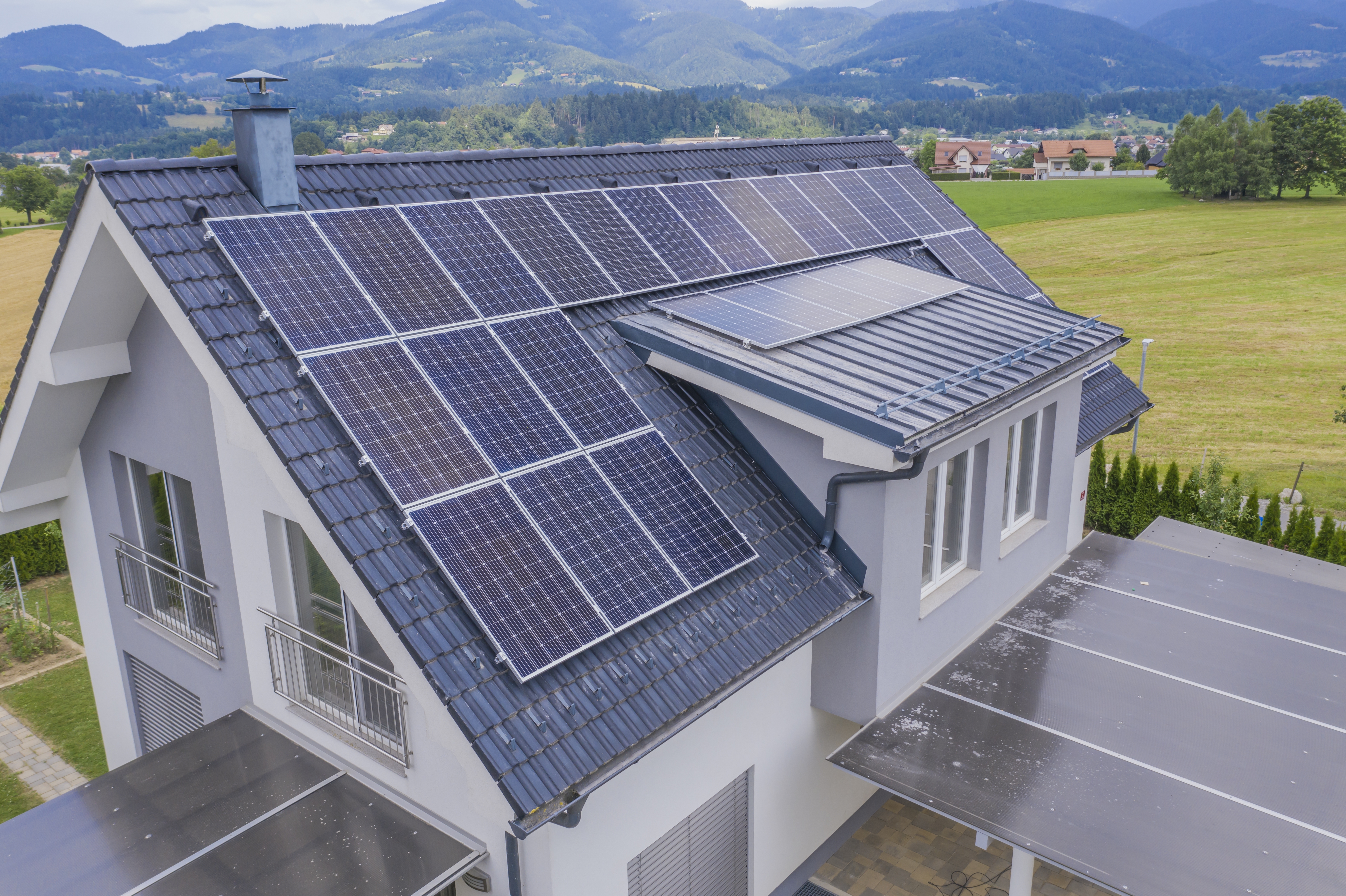Placas solares em telhado residencial